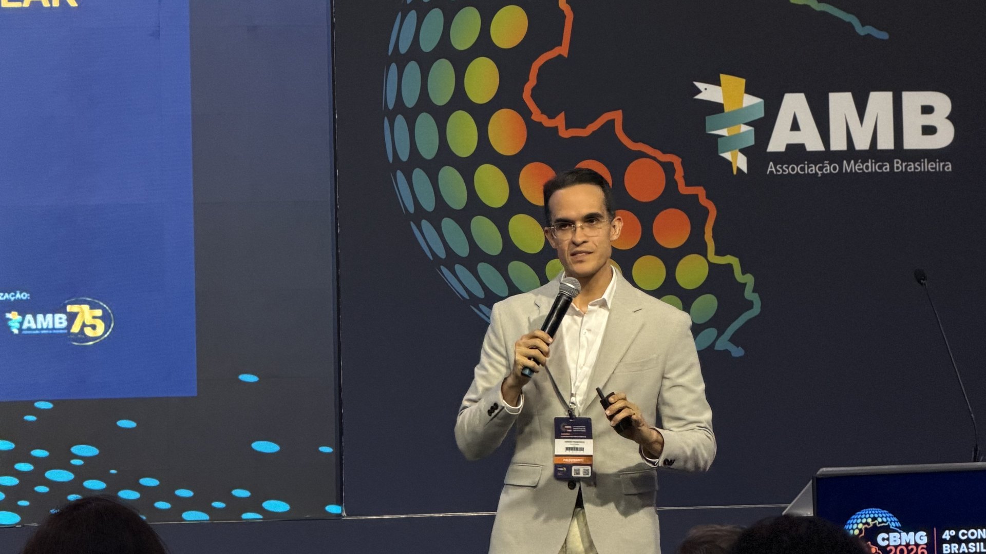 Dr. Sérgio Francisco palestrando no CBMG 2026, congresso da Associação Médica Brasileira