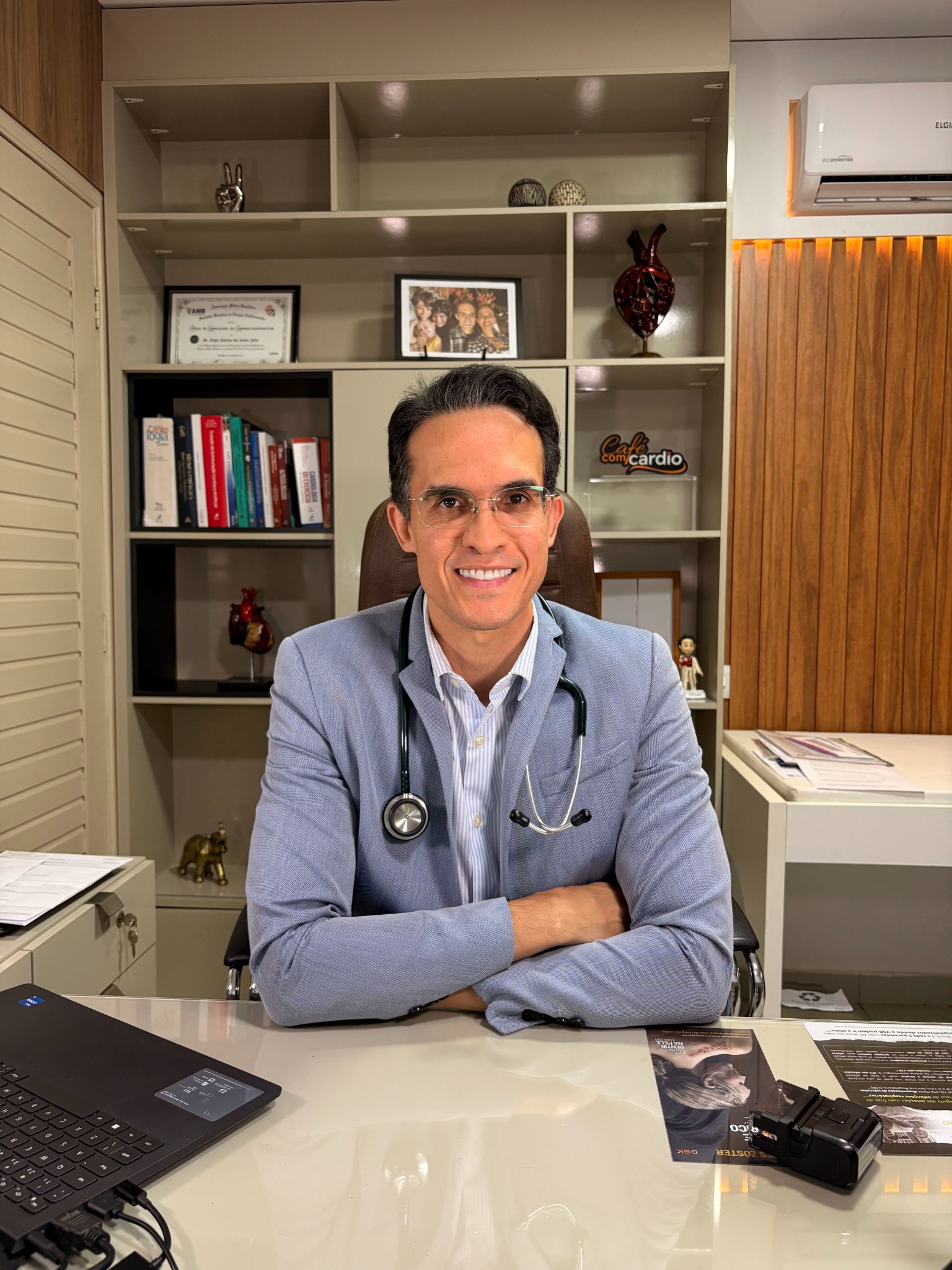 Dr. Sérgio Francisco em seu consultório